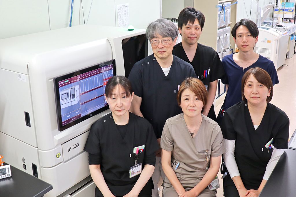 輸血細胞治療・移植再生医療センターの皆さん（前列中央が輸血責任医師の奈良美保氏、前列右が佐藤氏）